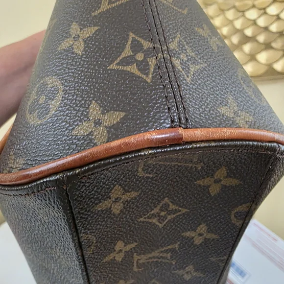 Louis Vuitton Brown Monogram Shoulder Bag with Classic Design - Picture 7 of 12